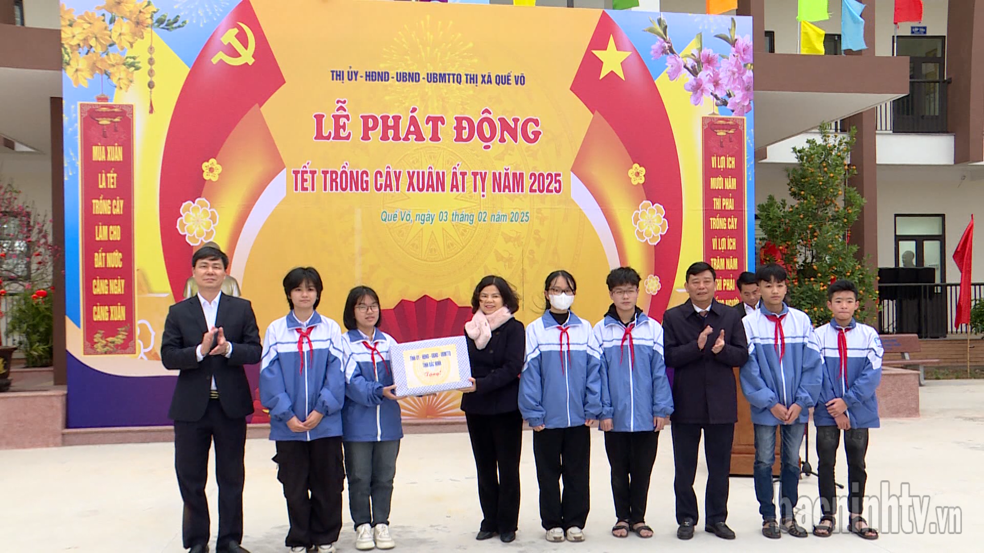 ba_giang_tang_qua