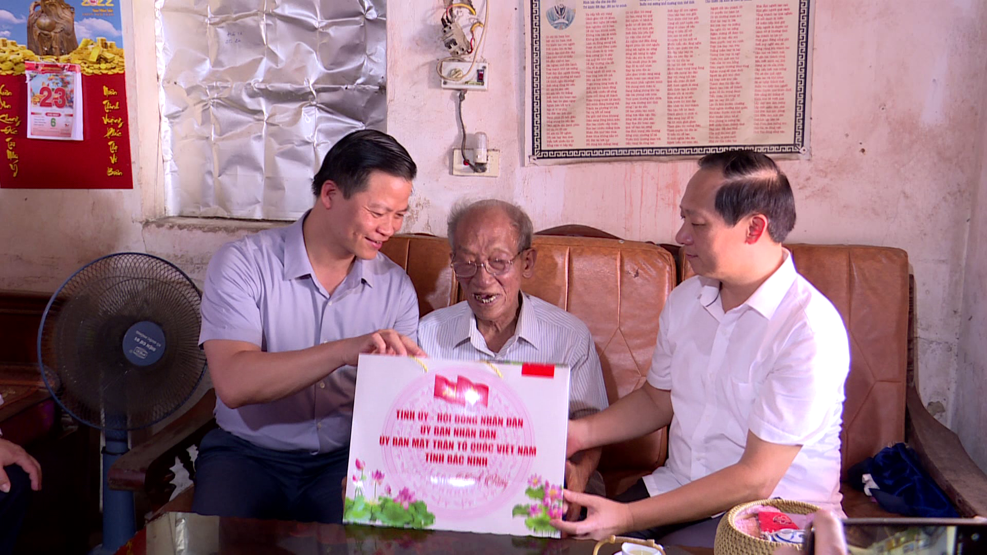 LANH_DAO_TINH_THAM_TANG_QUA_TAI_THI_XA_QUE_VO(2)