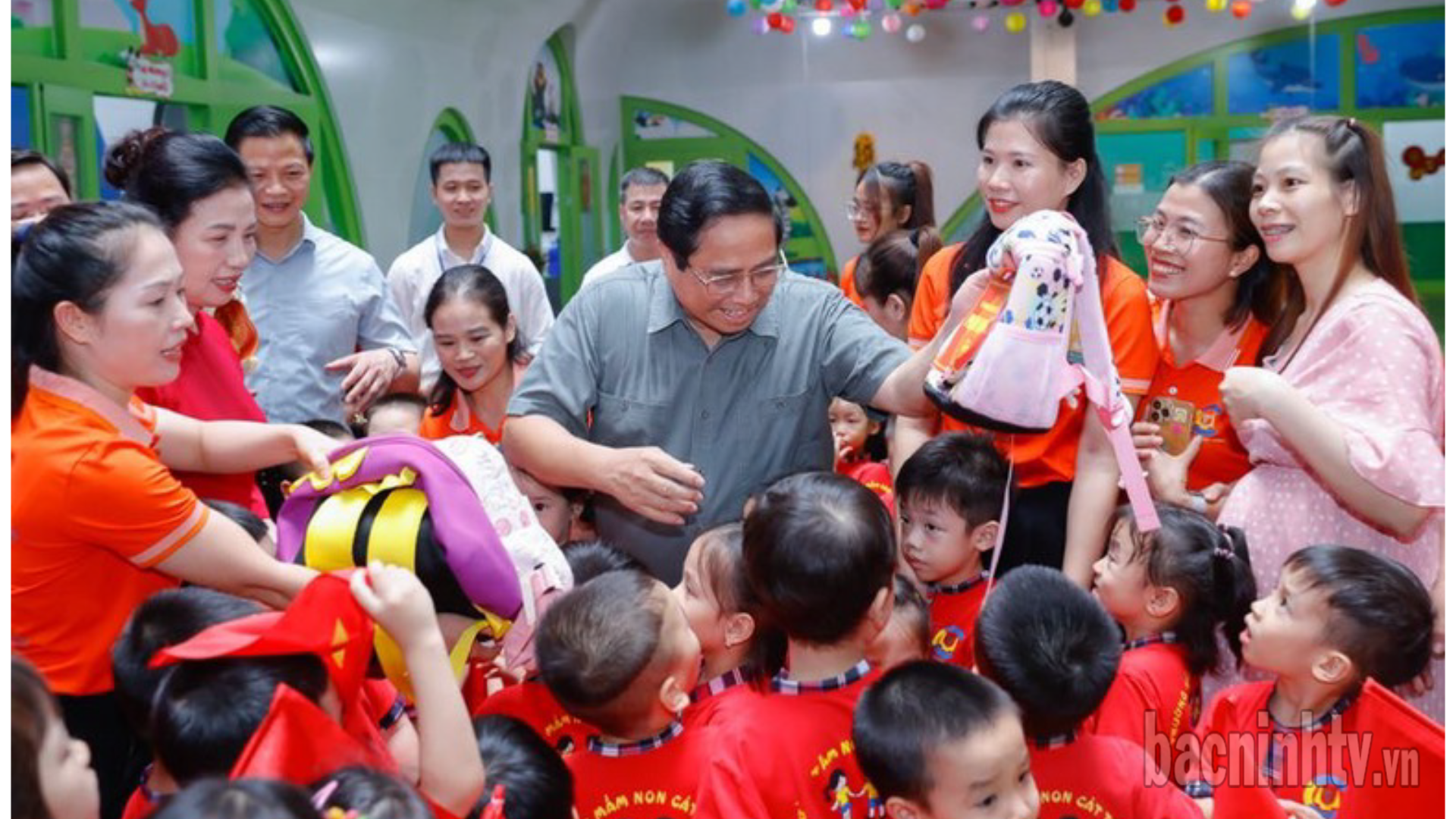 thu_tuong_tang_qua_cac_chau_mn_thong_nhat