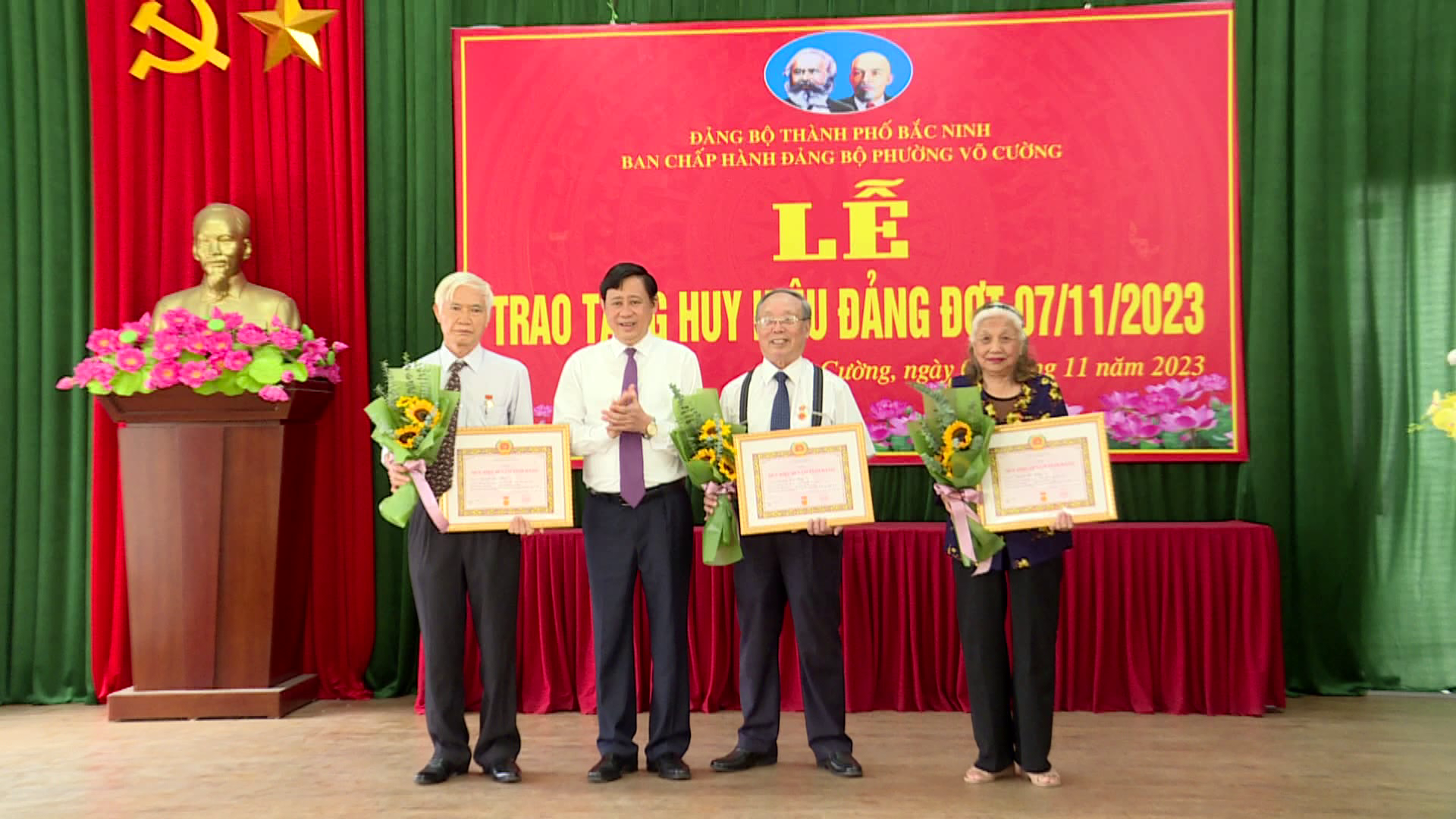 LANH_DAO_TINH_TRAO_HUY_HIEU_DANG_TAI_P_VO_CUONG_BN(2)