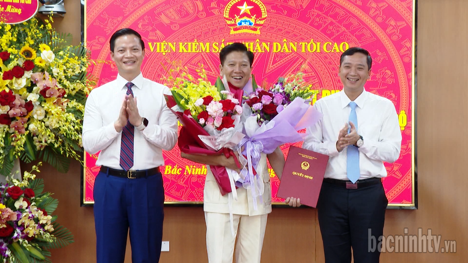 ld_tinh_tang_hoa_chuc_mung_vien_truong_moi