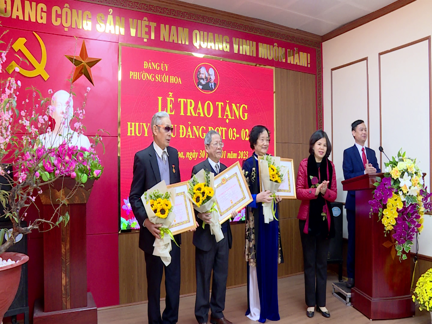 Chu_tich_trao_huiy_hieu_Dang_tai_TPBN(1)