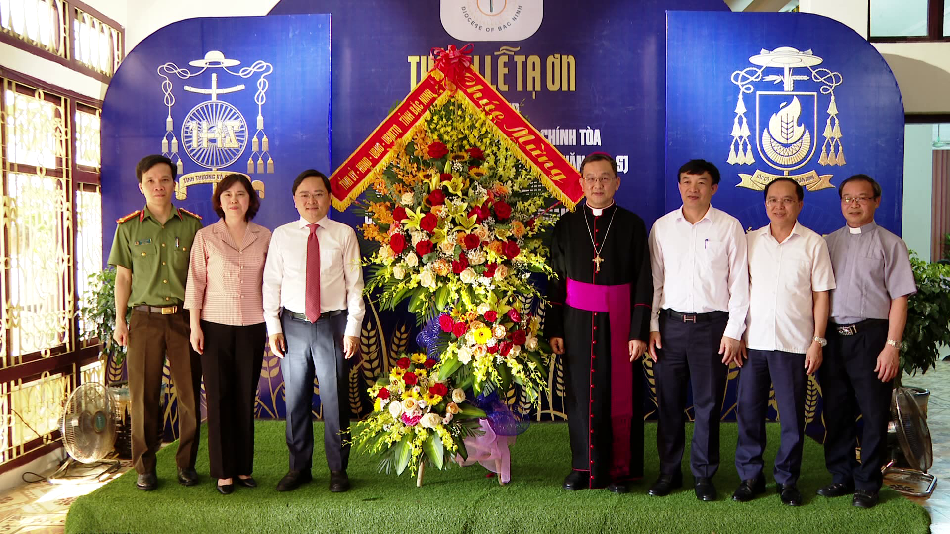 Bi_thu_chuc_mung_giam_muc_moi(1)