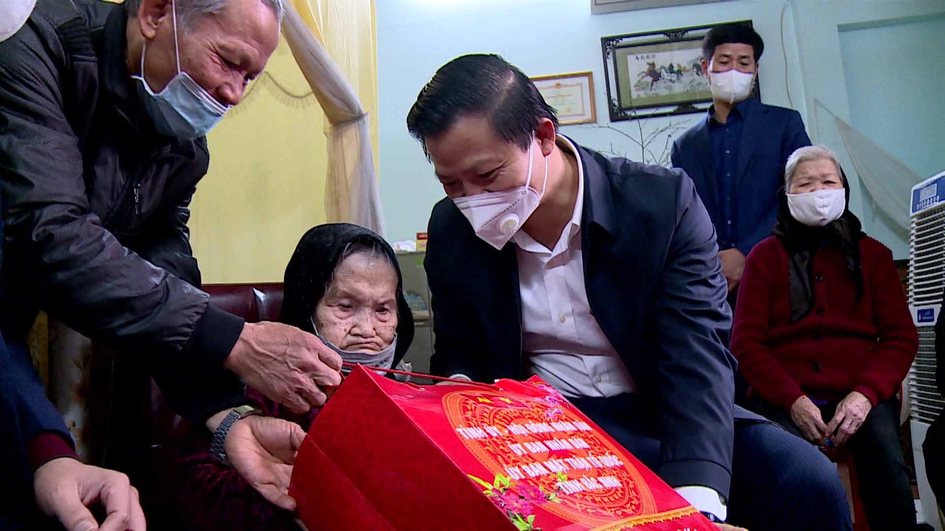 PCT_TT_tang_qua_tet_tai_TP_Tu_Son(1)