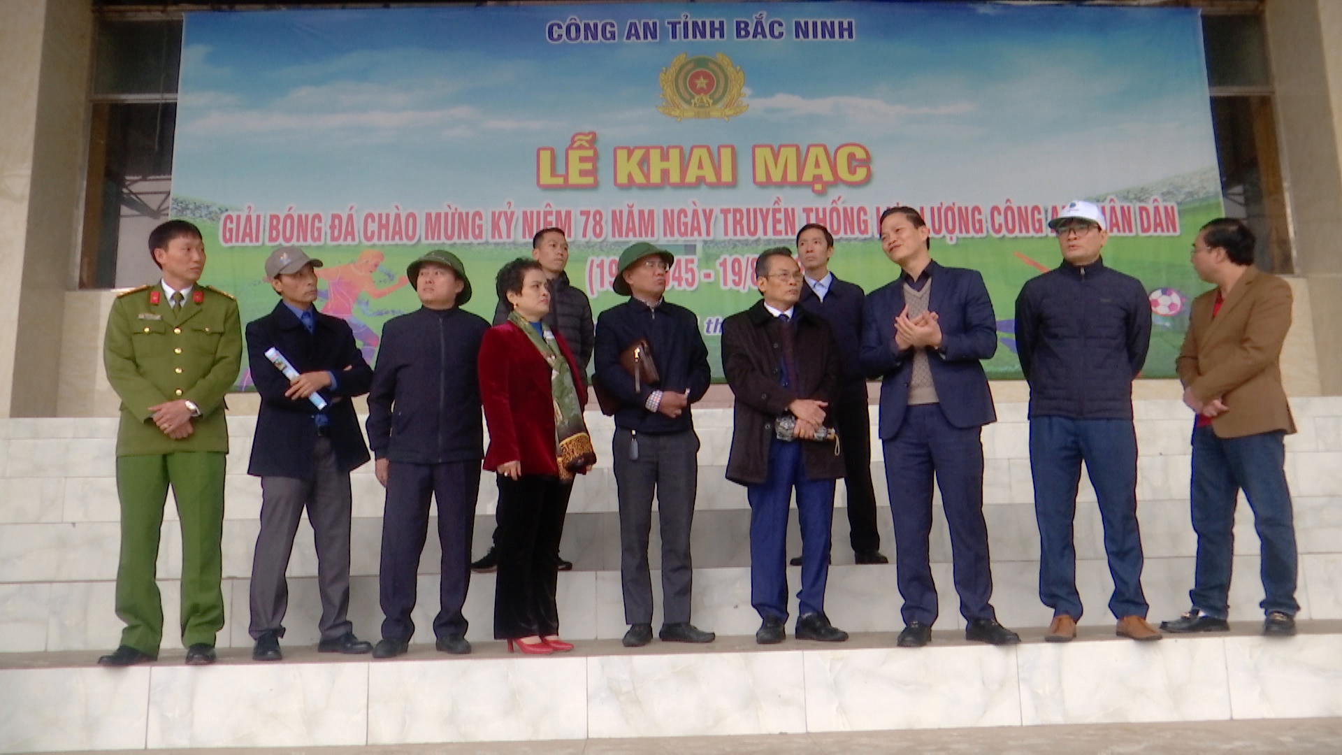 vuong_quoc_tuan_kiem_tra_san_bong_da(1)