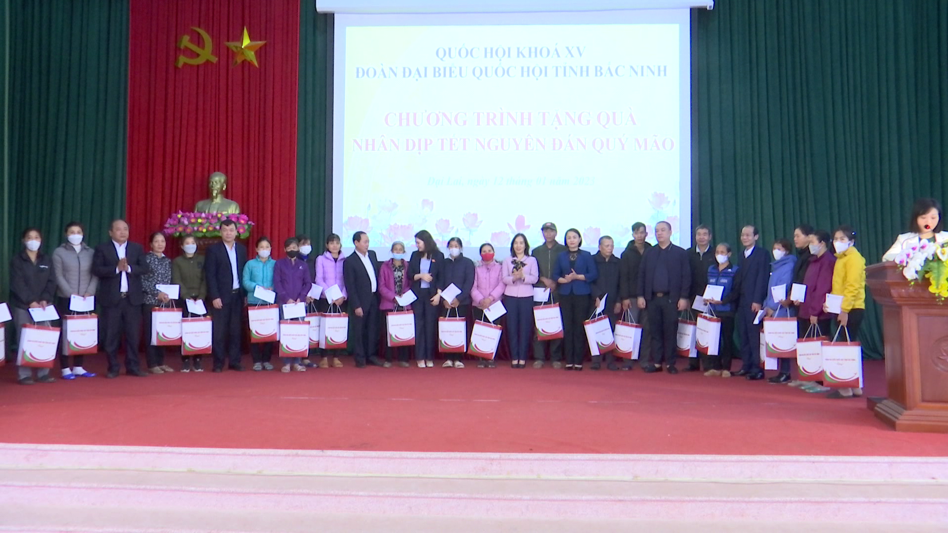 DOAN_DBQH_TANG_QUA_TET_TAI_GIA_BINH(1)