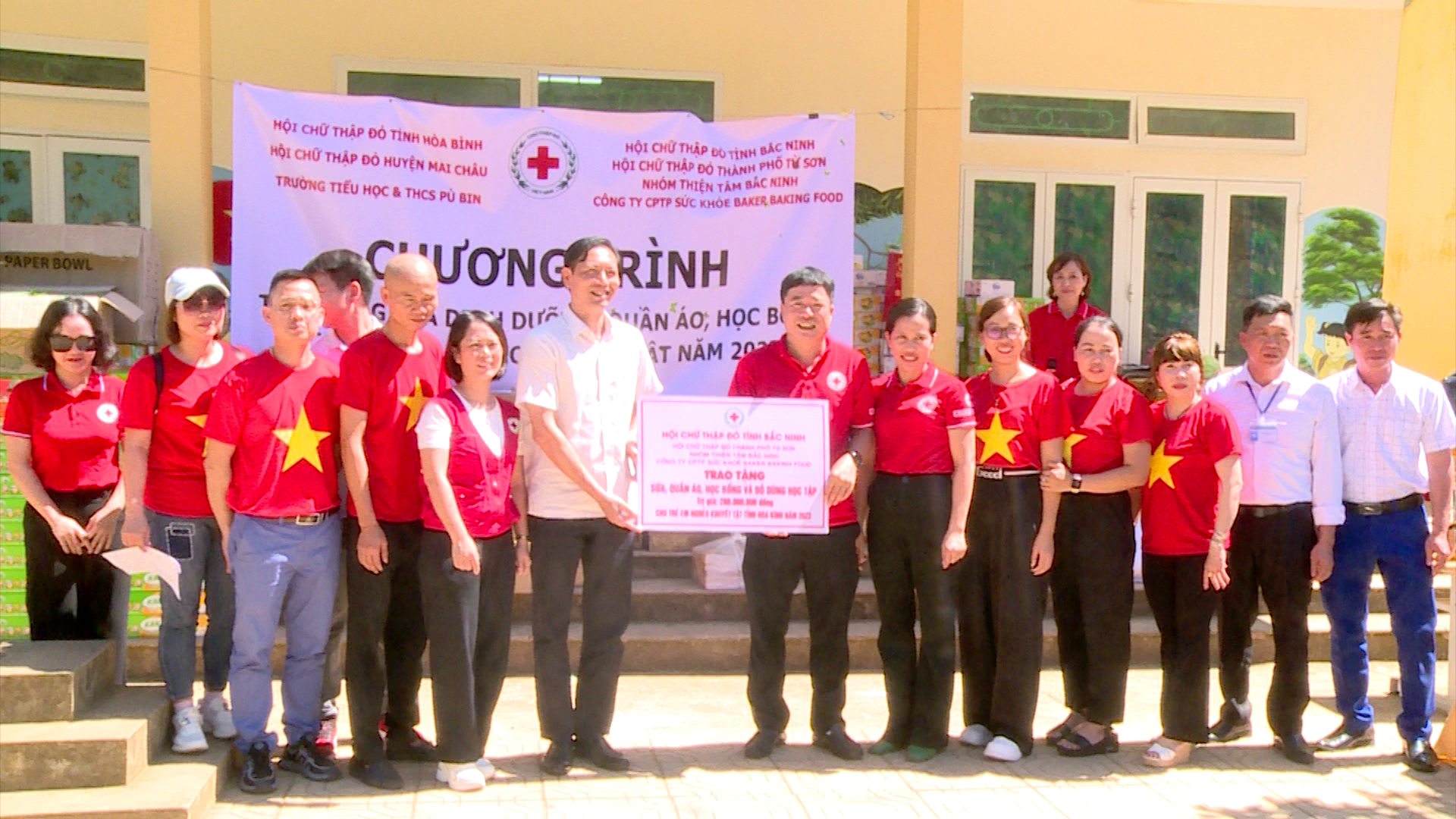hoi_chu_thap_dotinh_bac_ninh_tang_qua_cho_tre_em_tinh_hoa_binh(1)