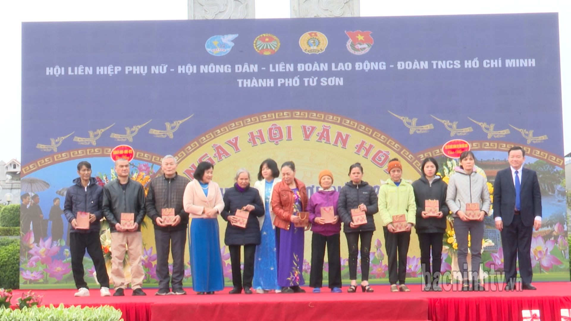 tang_qua_ho_kho_khang_ngay_hoi
