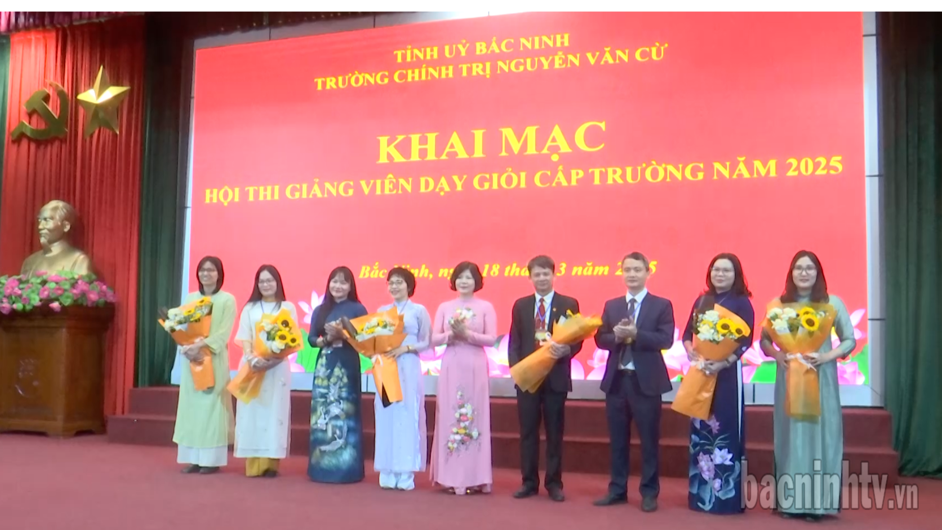 ld_truong_NVC_tang_hoa_cac_thi_sinh_du_thi