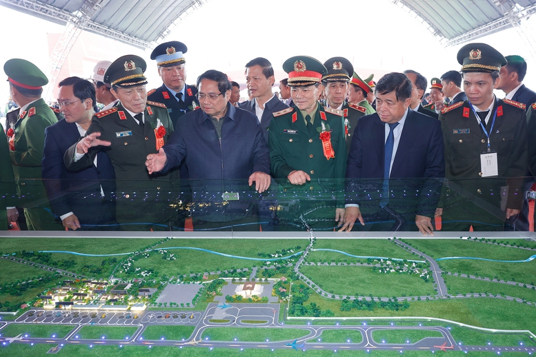 thu_tuong_va_lanh_dao_bo_nganh_tham_quan_mo_hinh_san_bay