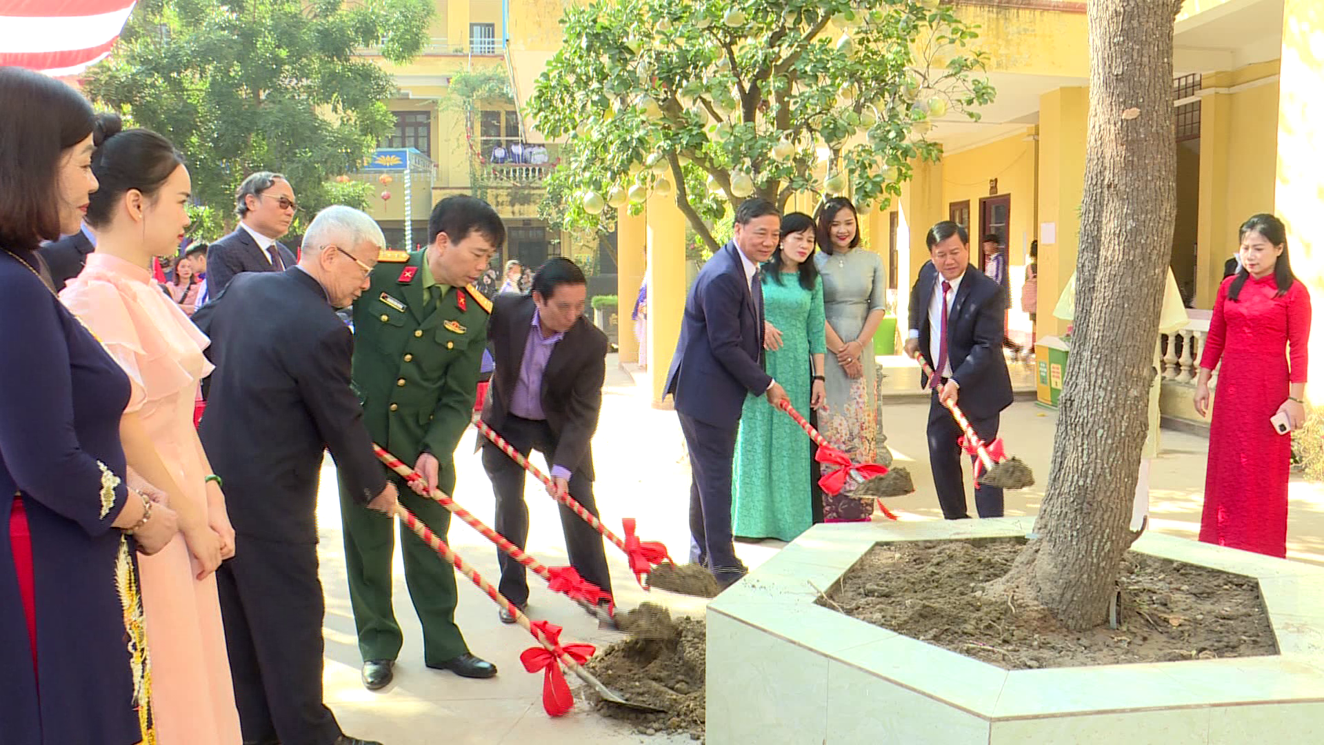 truong_thpt_nguyen_trai_ky_niem_ngay_nha_giao_viet_nam(1)