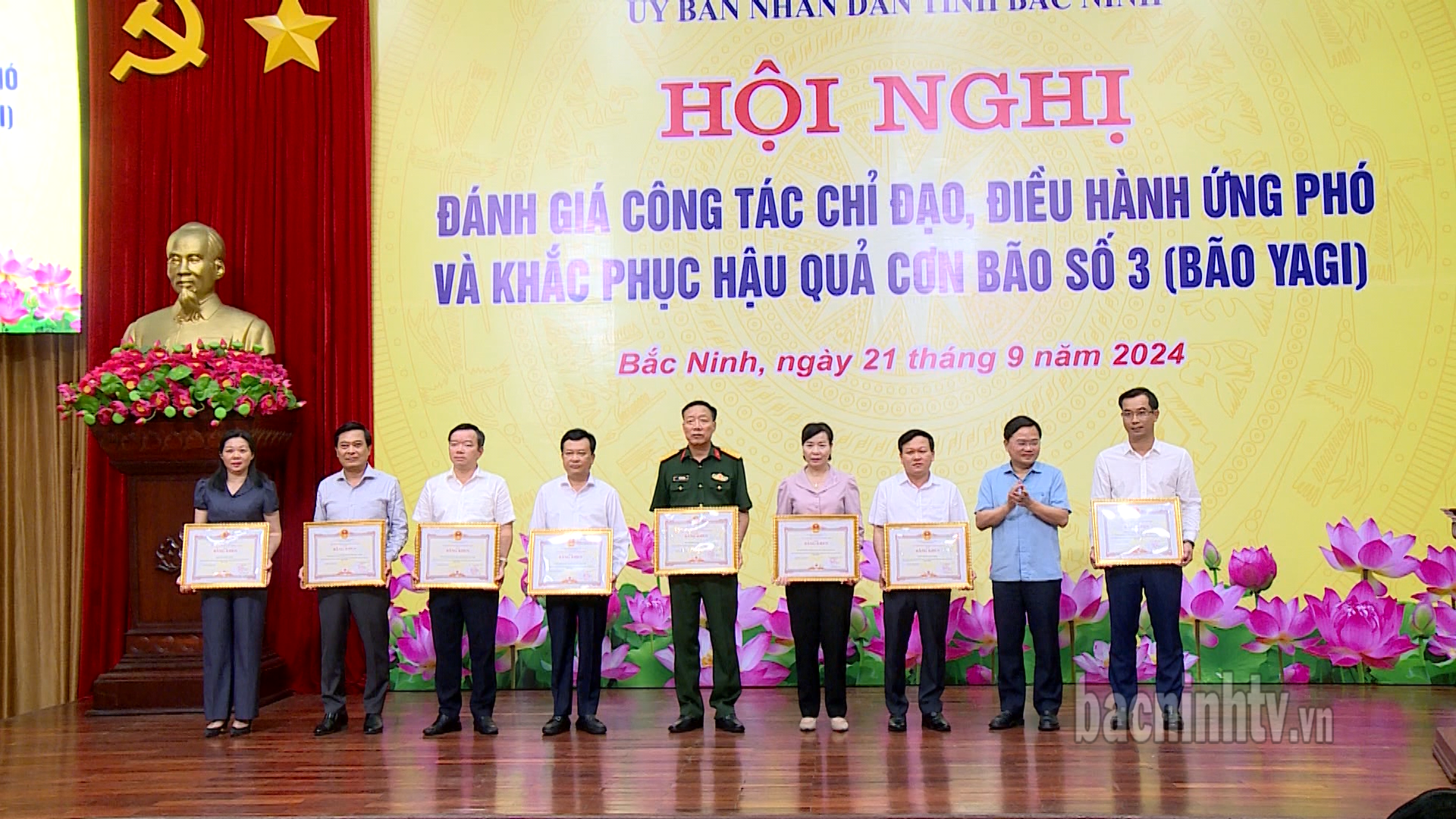 bi_thu_khen_1