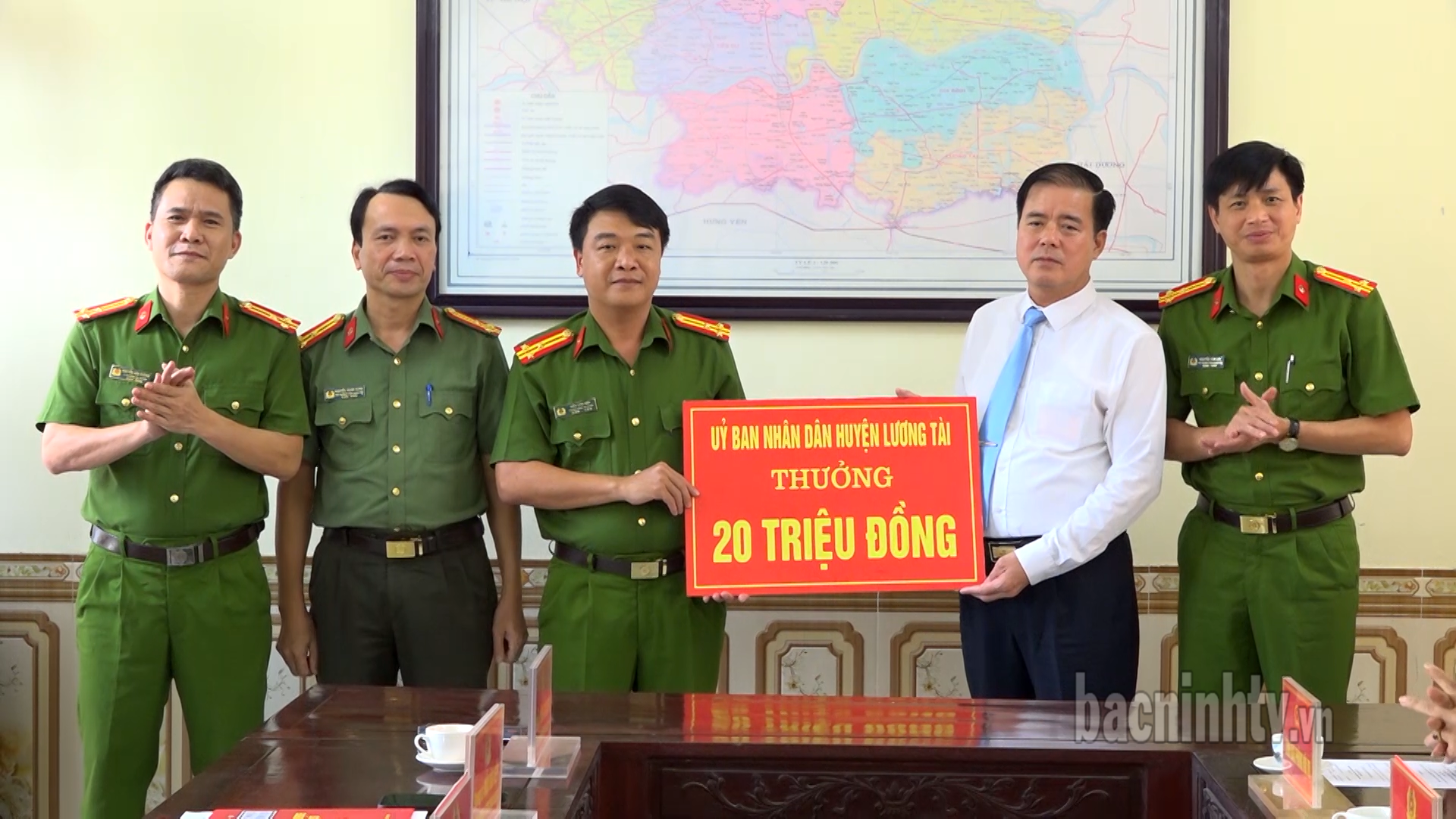 ld_ltai_trao_thuong_ca_huyen