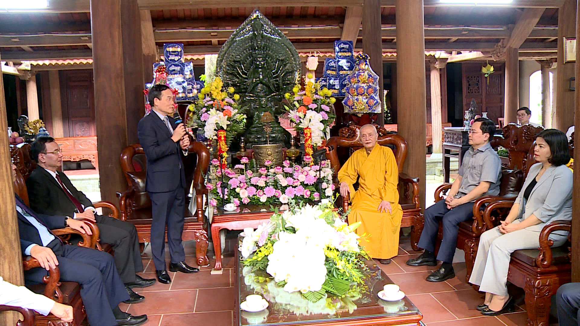 Pho_thu_tuong_tran_luu_quang_chuc_mung_dai_le_phat_dan_tai_bac_ninh(3)